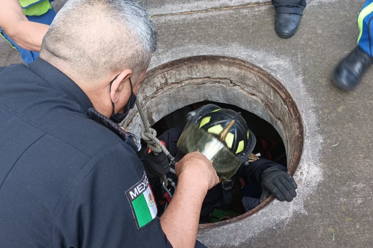 Rescatan a trabajadora de obras que cayó a registro sin tapa en la CDMX