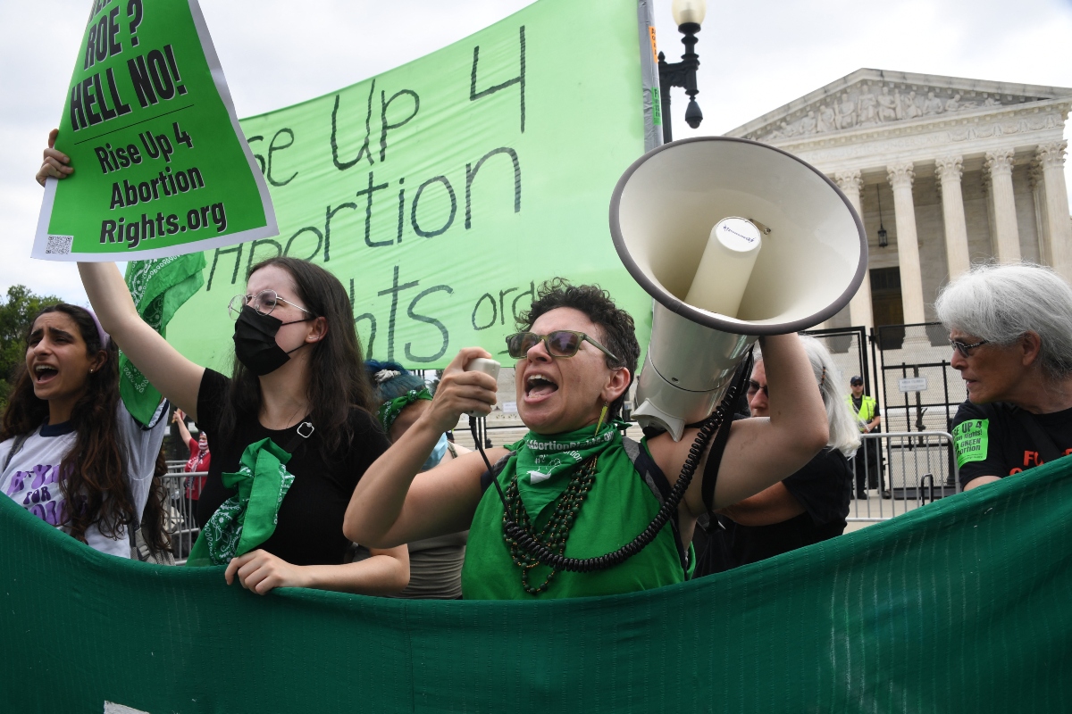 Corte Suprema de EU revoca el derecho constitucional al aborto