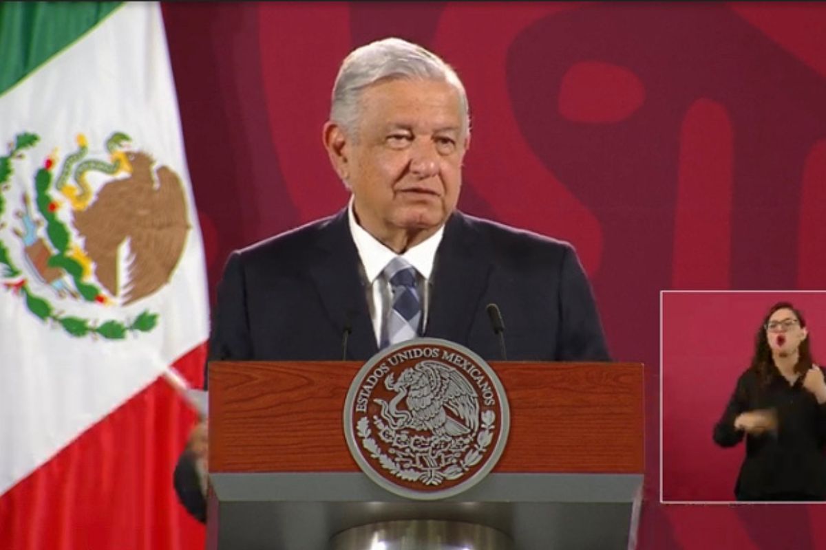 AMLO firma iniciativa para quitar el Horario de Verano