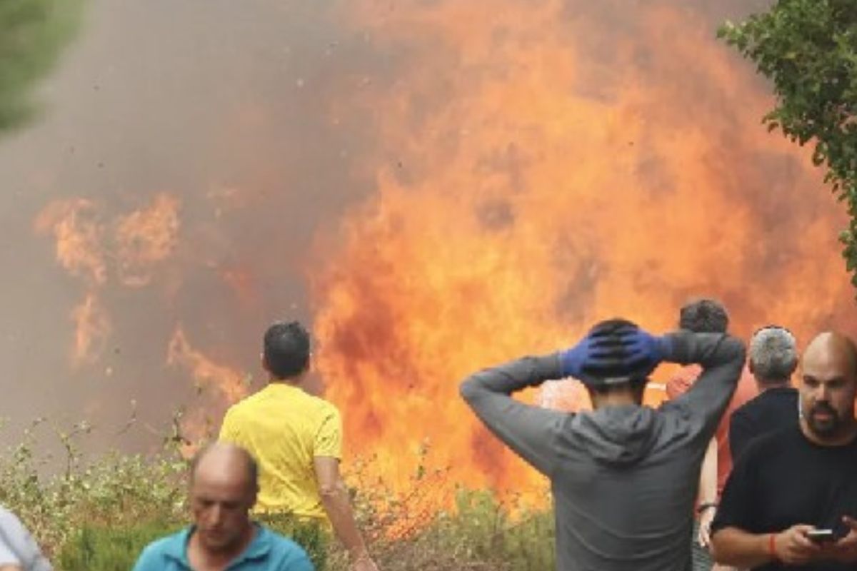 Bomberos combaten gran incendio en el sureste de España avivado por el viento