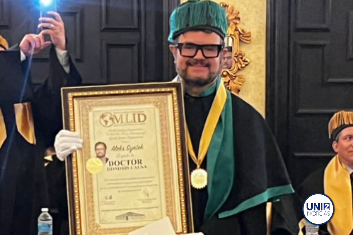 Aleks Syntek recibe doctorado Honoris Causa