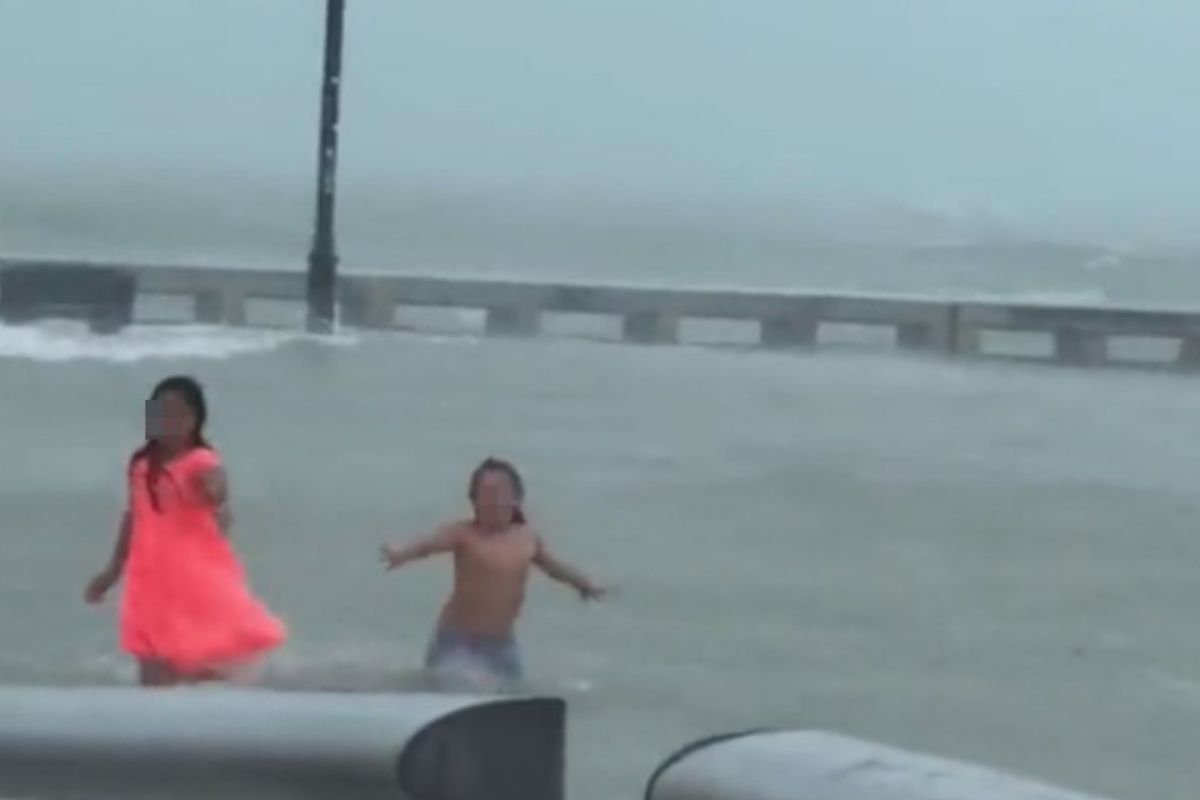 Niños son captados jugando en el mar antes de que huracán “Ian” toque tierra