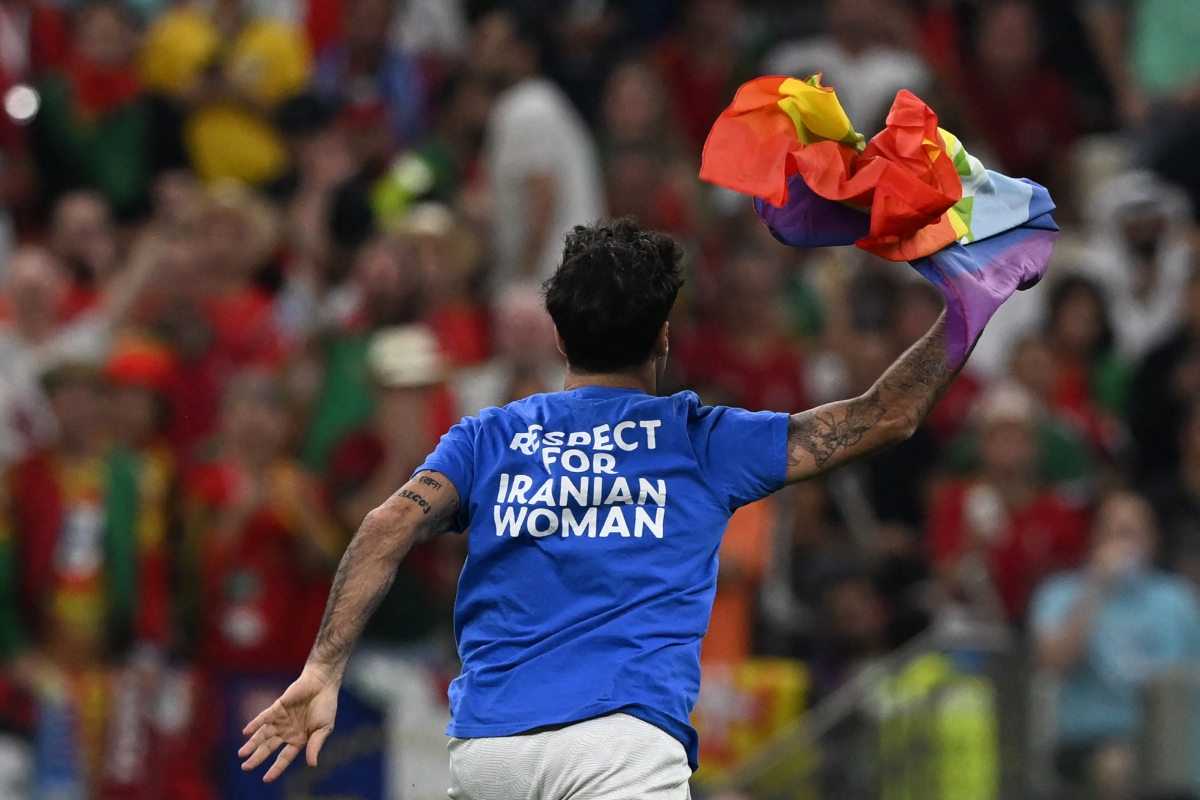 Hombre con una bandera arcoíris entra a la cancha del Portugal vs Uruguay