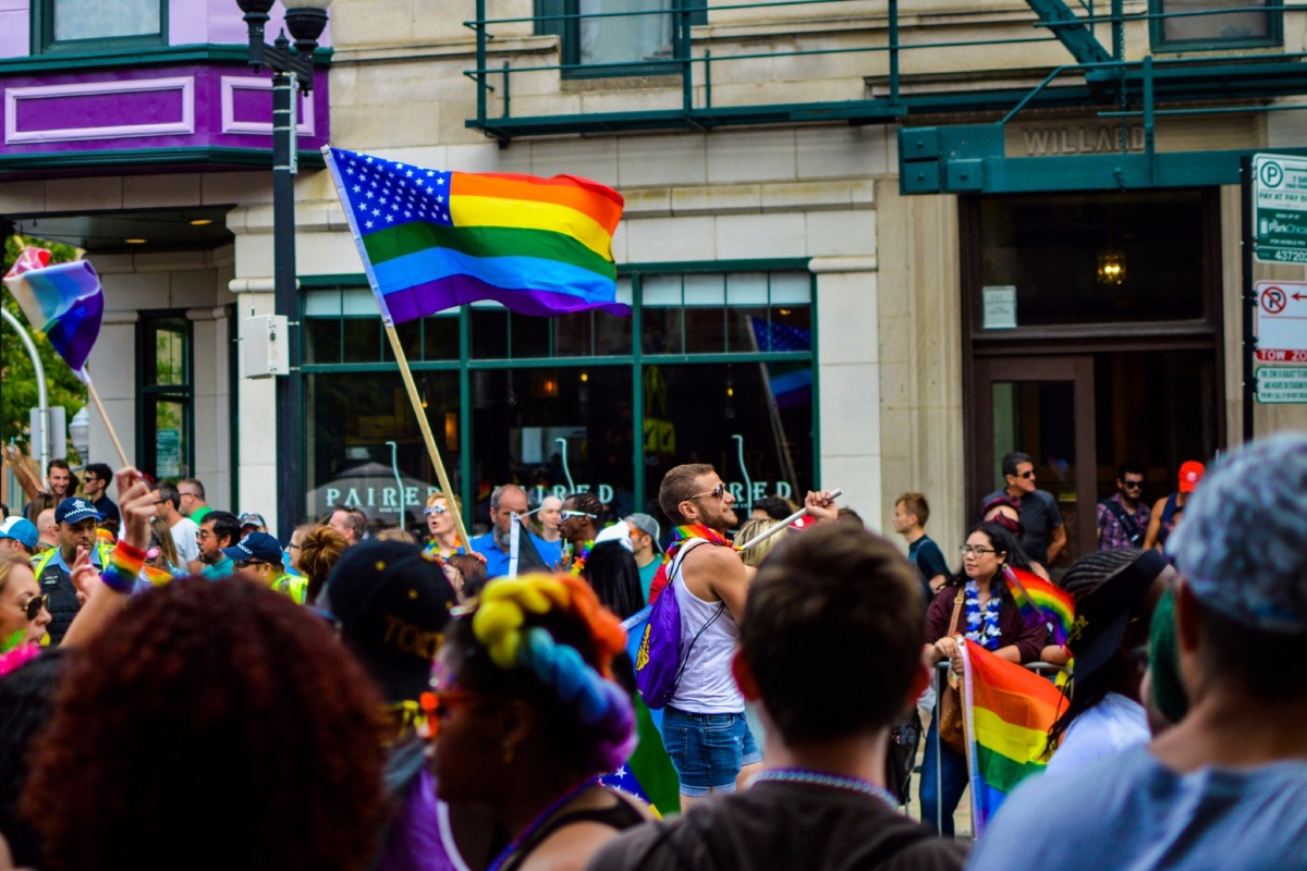 Corte Suprema de EU debate si cristiana puede negarse a crear sitios de bodas gays